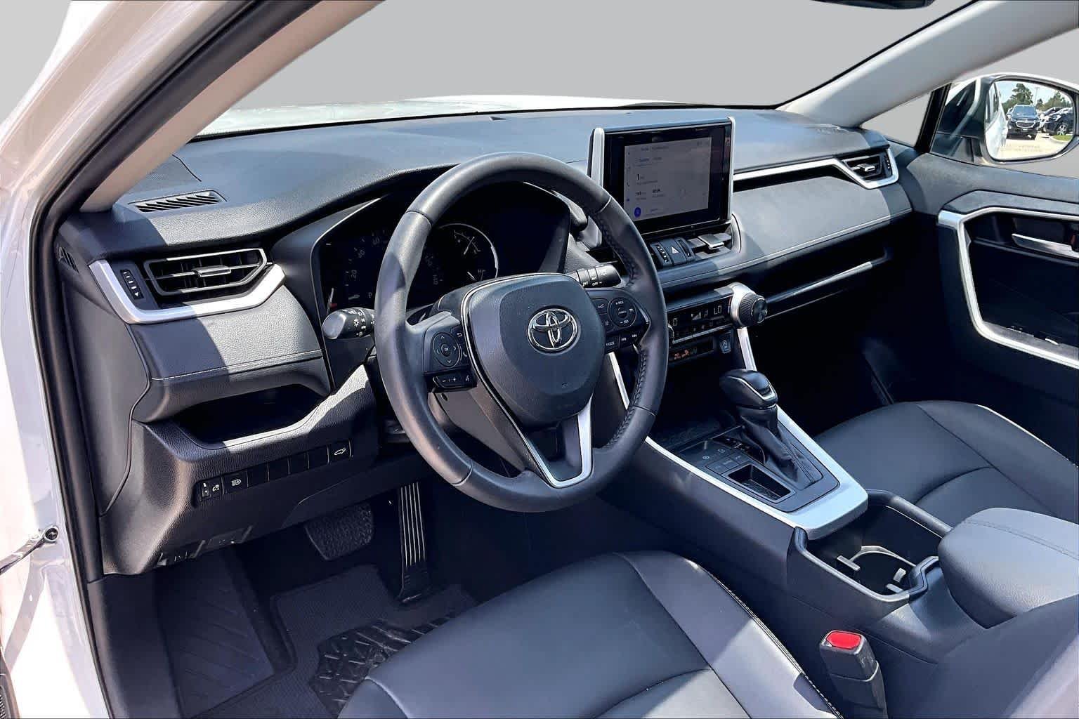 Used 2025 Wind Chill Pearl Toyota XLE Premium image 17