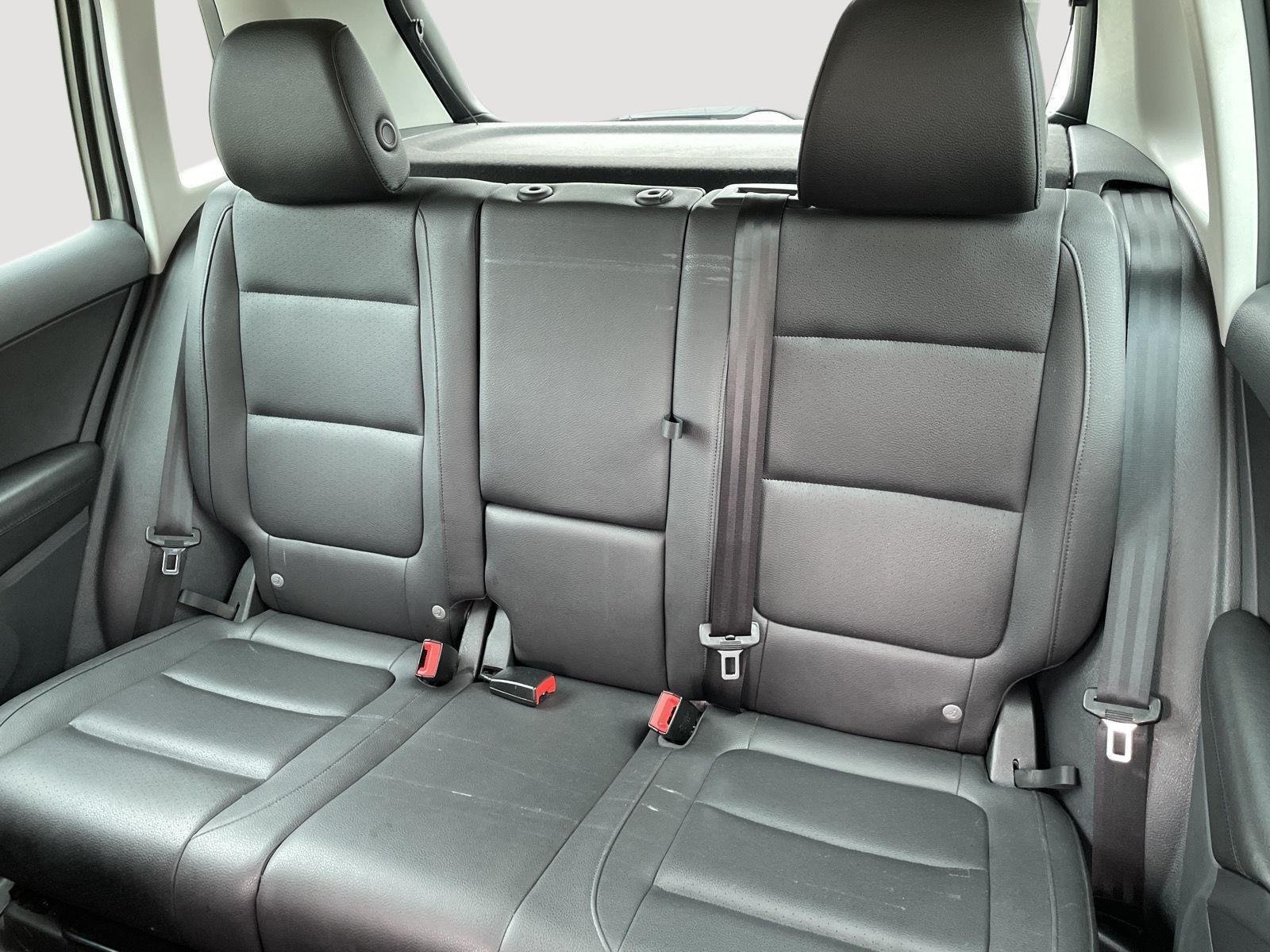 Used 2014 Pepper Gray Metallic Volkswagen SE image 4