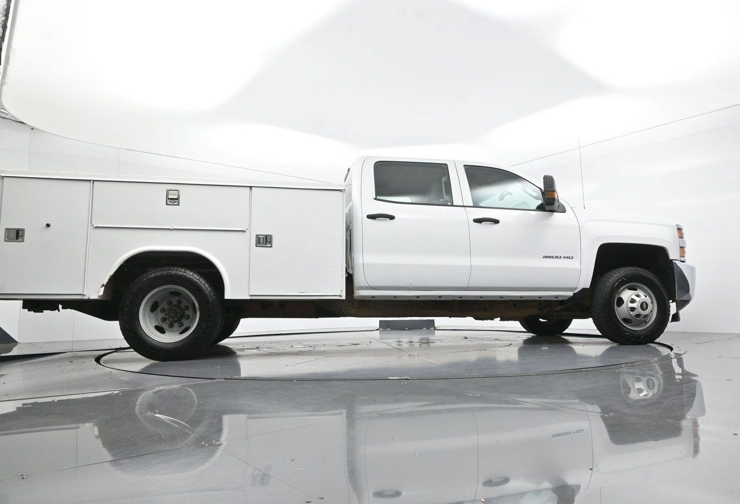 Used 2019 SUMMIT WHITE Chevrolet WT image 48