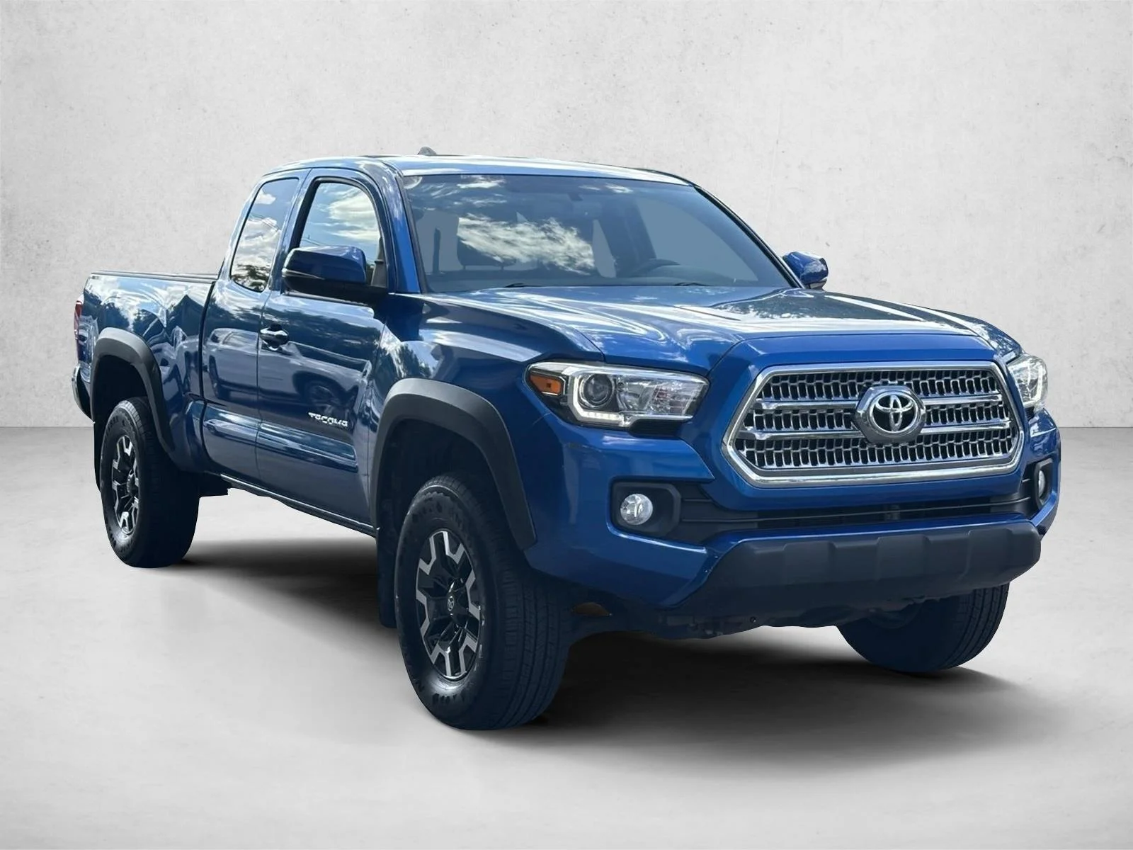 Used 2017 Blue Toyota SR5 image 3