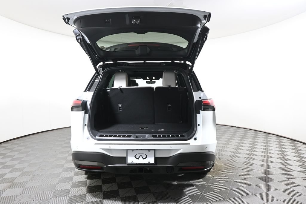 New 2027 2T RAD WHT INFINITI Autograph AWD image 40