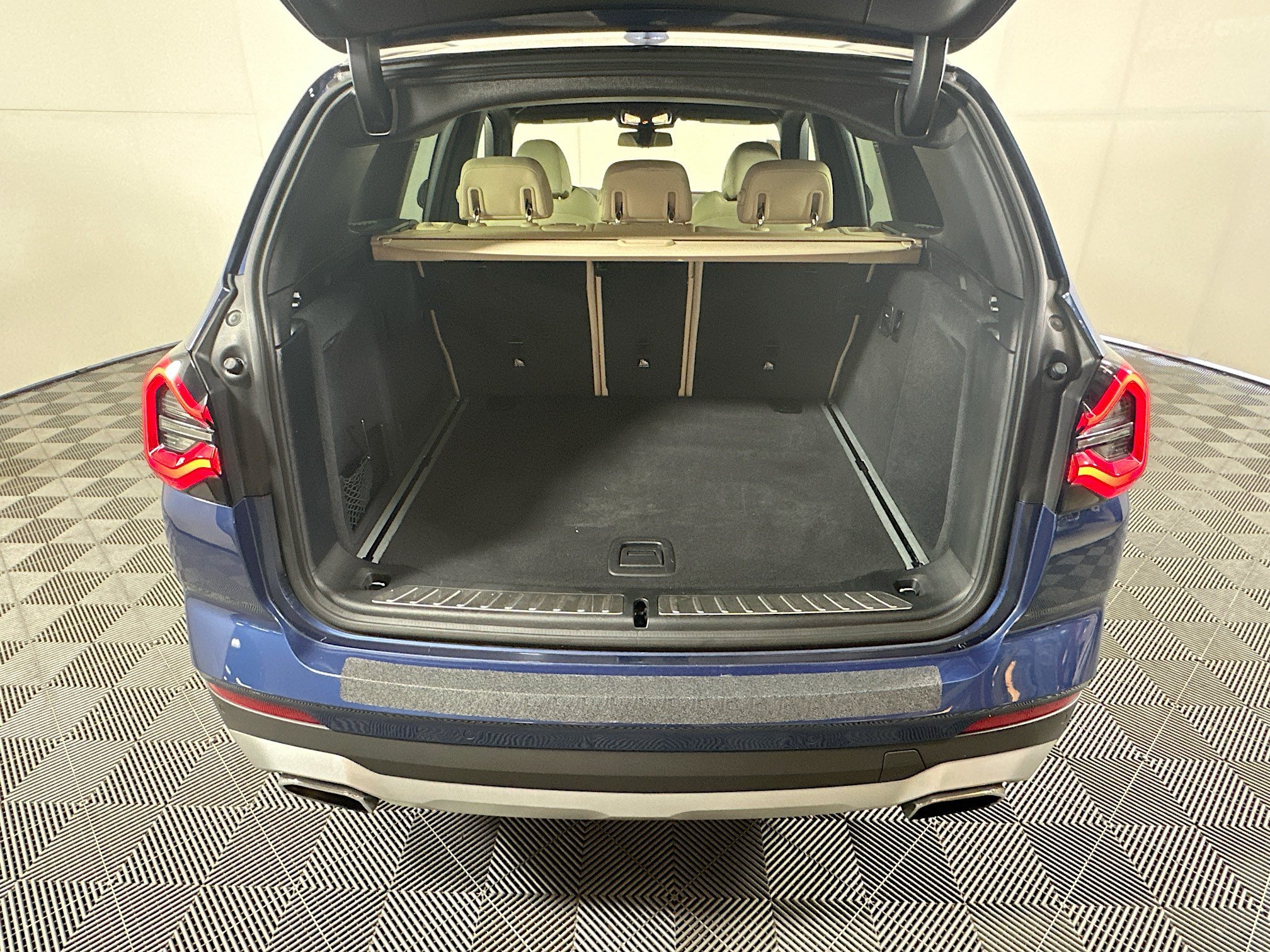 Used 2022 Phytonic Blue Metallic BMW xDrive30i image 31