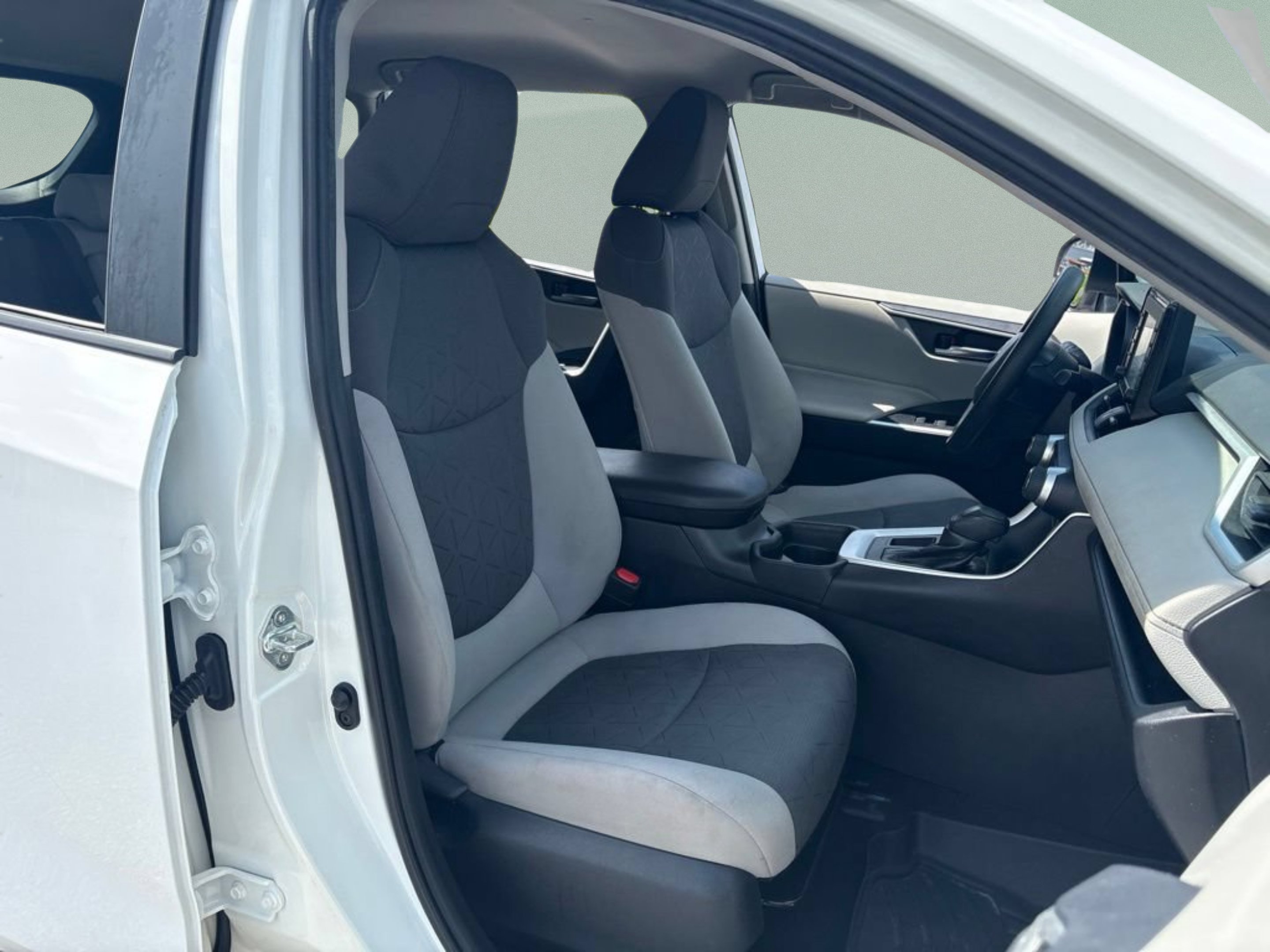 Used 2020 Super White Toyota XLE image 27