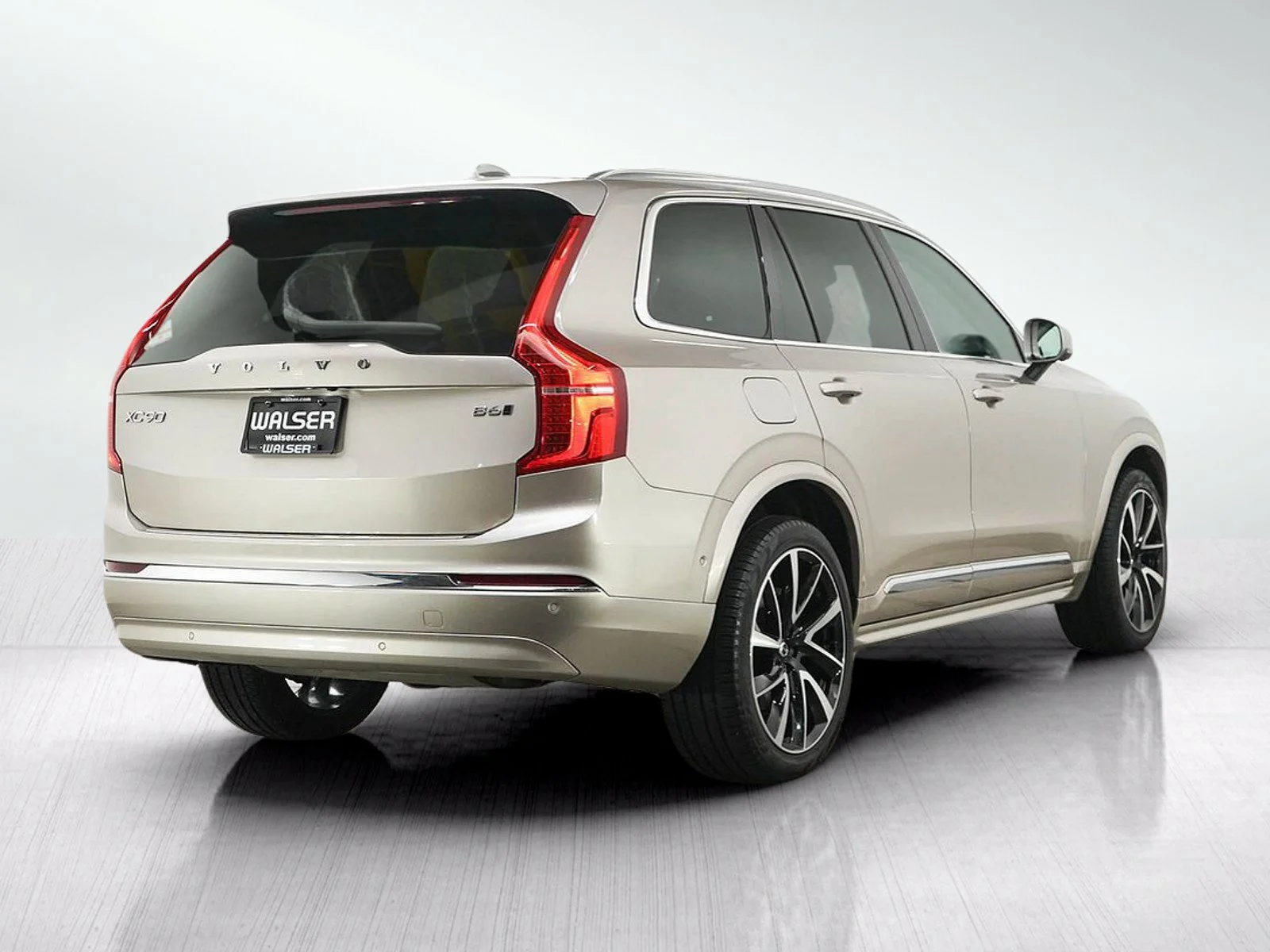 Used 2023 Dusk Metallic Volvo Plus image 5