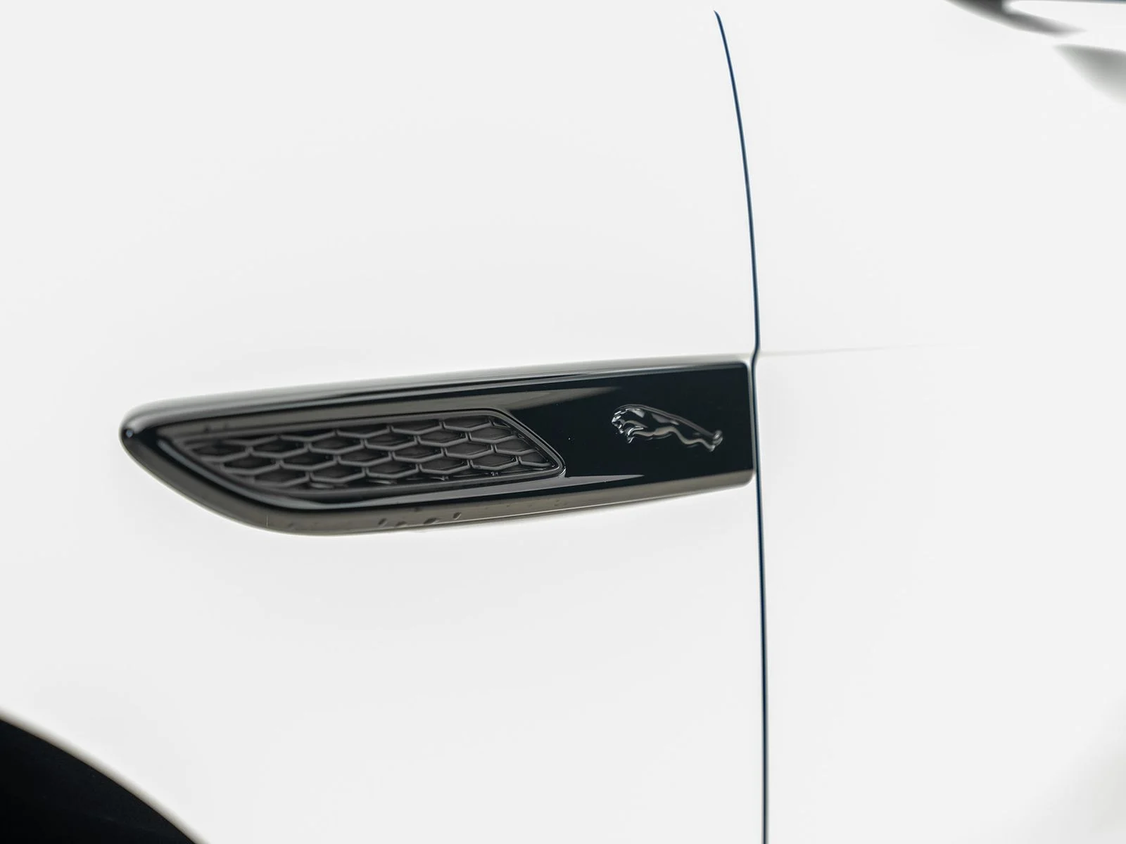 Used 2025 White Jaguar P250 R-Dynamic S image 27