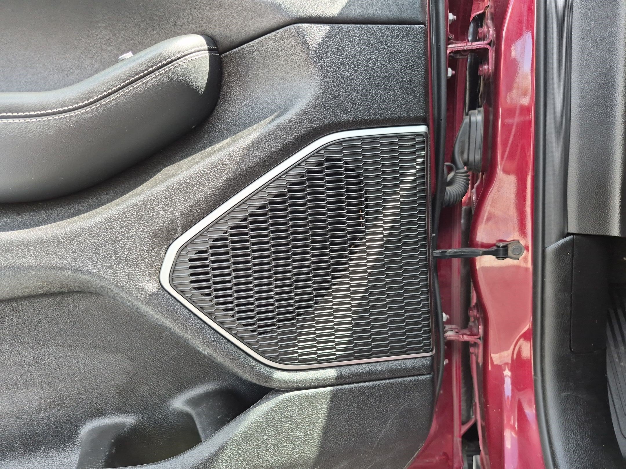 Used 2022 Velvet Red Pearlcoat Jeep Laredo image 12