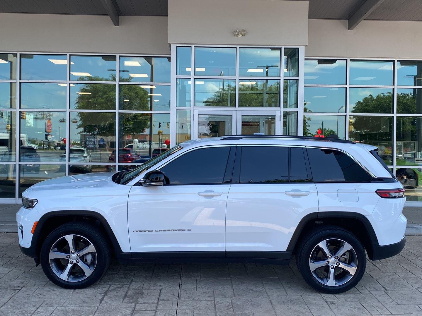 Used 2023 Bright White Clearcoat Jeep Limited image 4