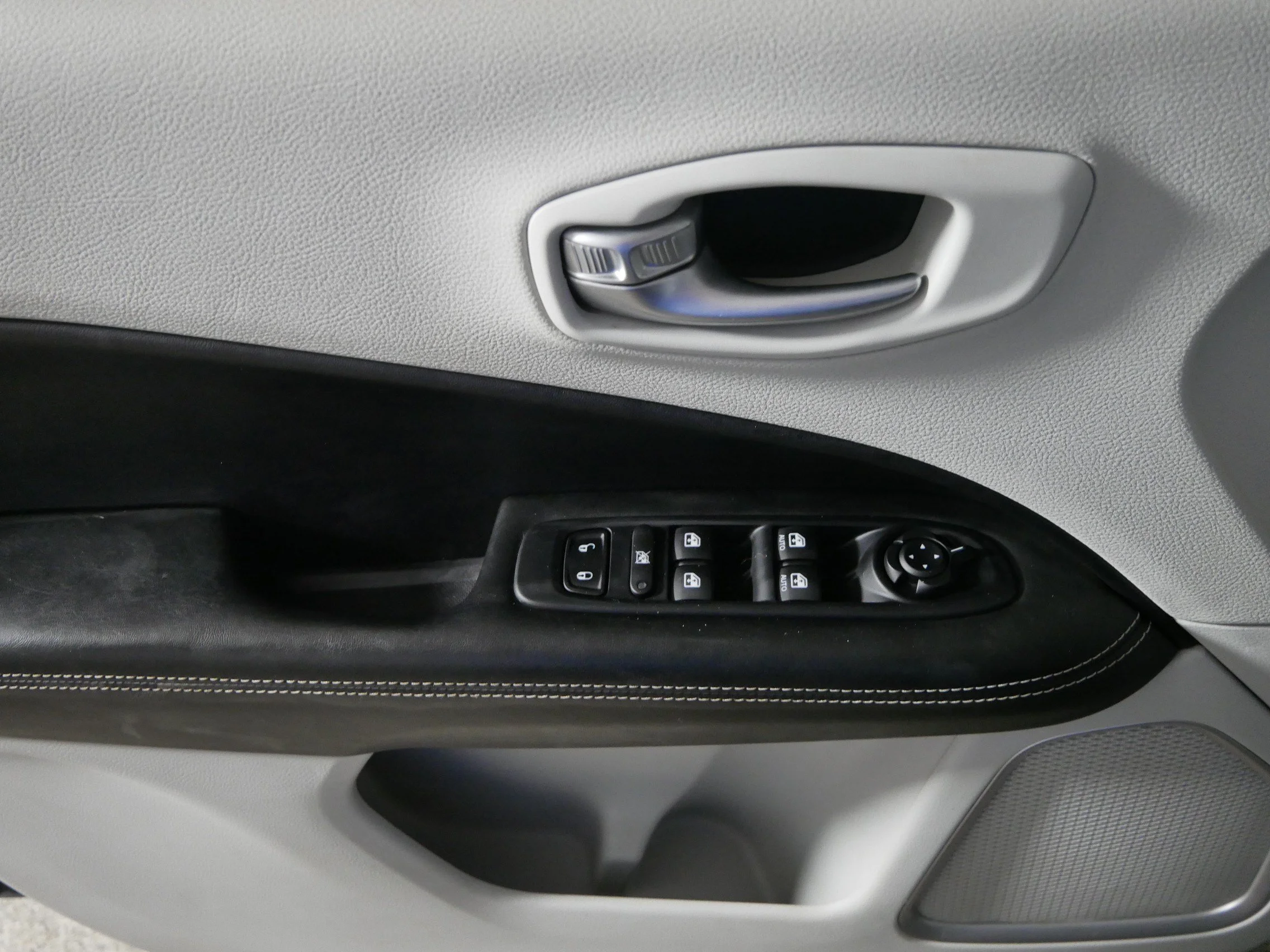 Used 2017 Diamond Black Crystal Pearlcoat Jeep Latitude image 19