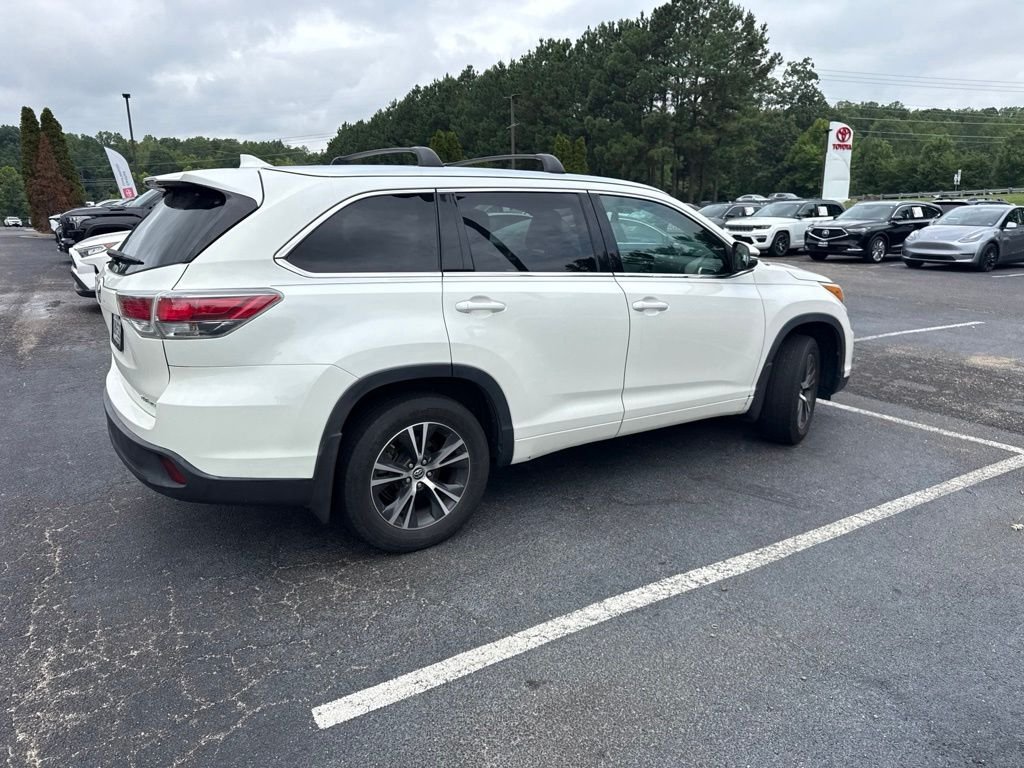 Used 2016 White Toyota XLE V6 image 2