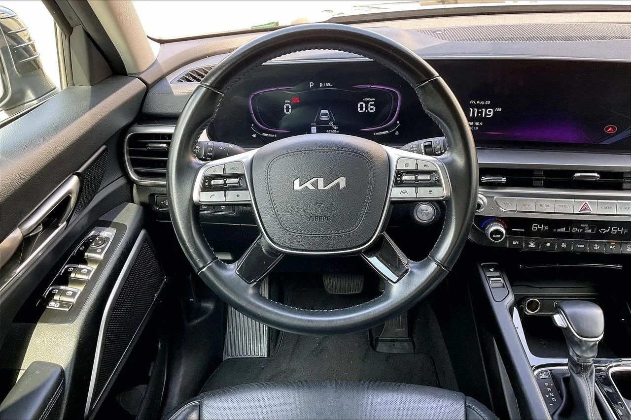 Used 2025  Kia S image 9