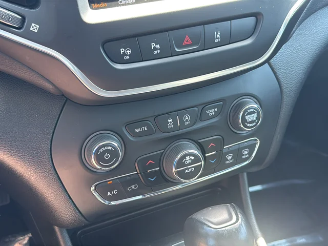 Used 2023 Black Jeep Altitude image 25