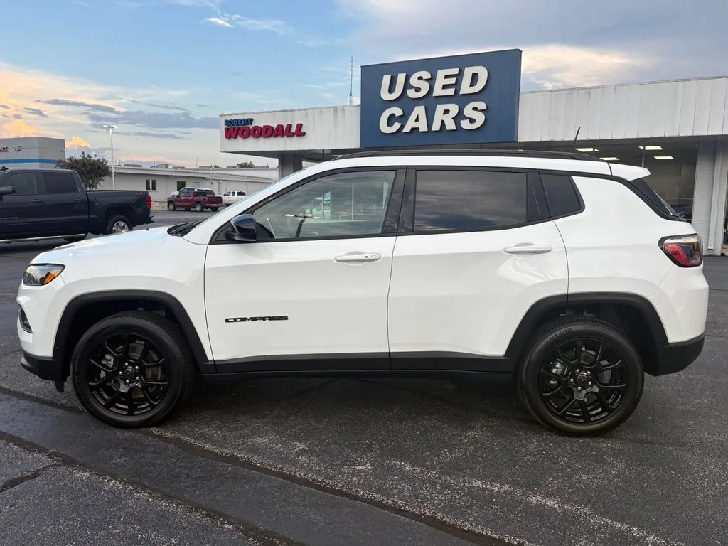 Used 2025 White Jeep Latitude image 3
