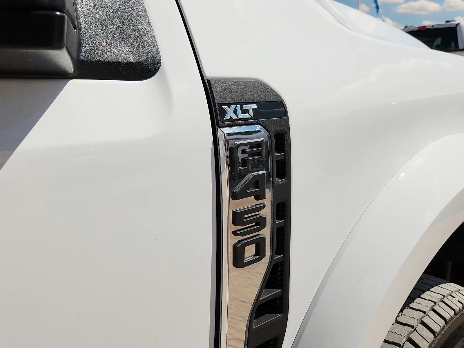 New 2027 Oxford White Ford XLT image 10