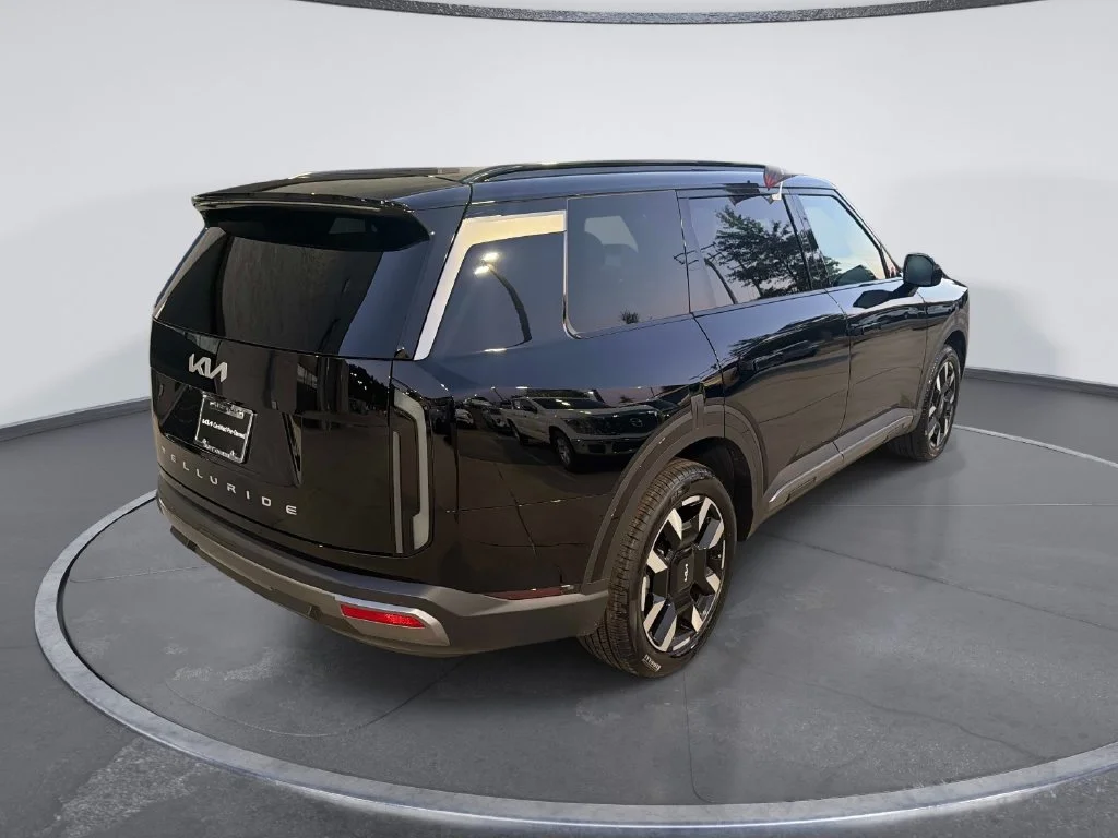 Used 2027 Black Kia S image 7