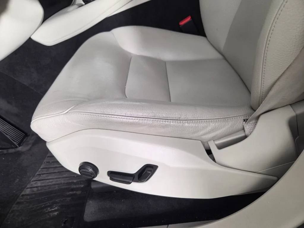 Used 2020 Crystal White Volvo Momentum image 11