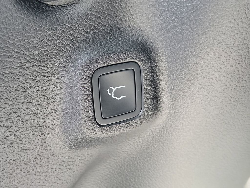 New 2026 Bright White Clearcoat Jeep Latitude image 8