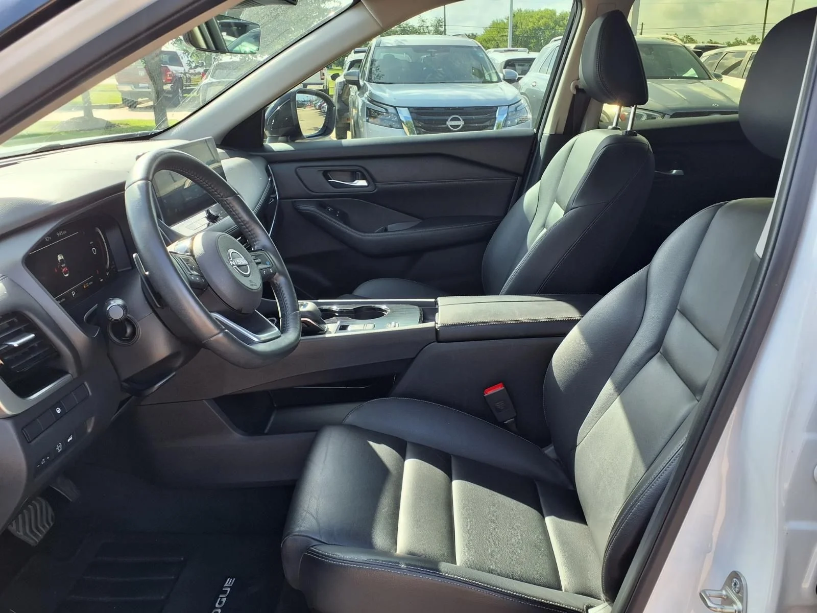 Used 2024 White Nissan SL image 12