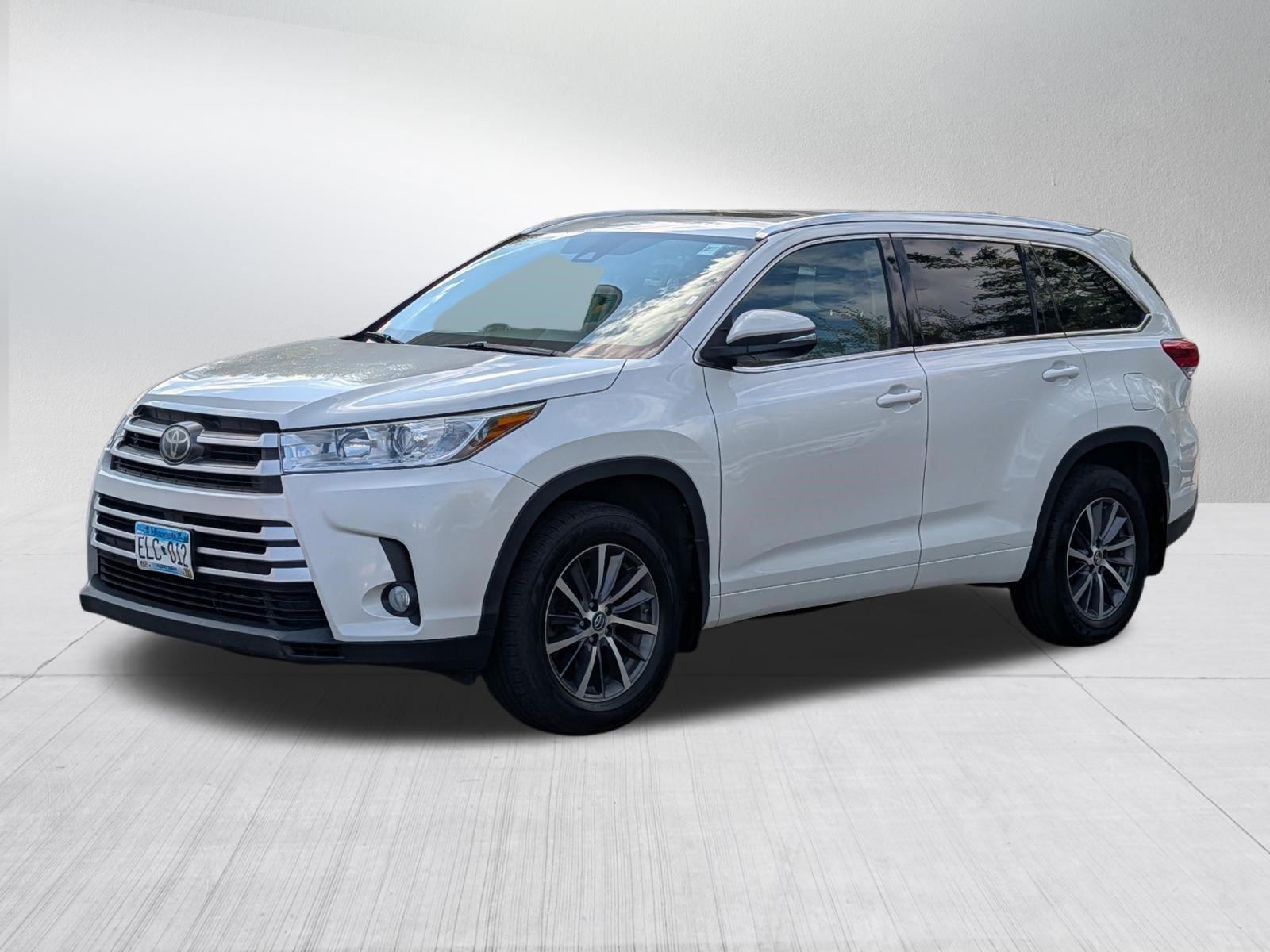 Used 2017 Blizzard Pearl Toyota SE image 3