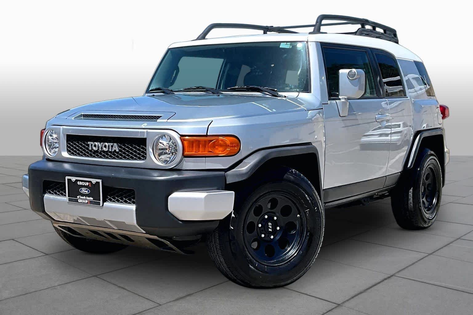 Used 2008 White / Titanium Metallic Toyota  image 34