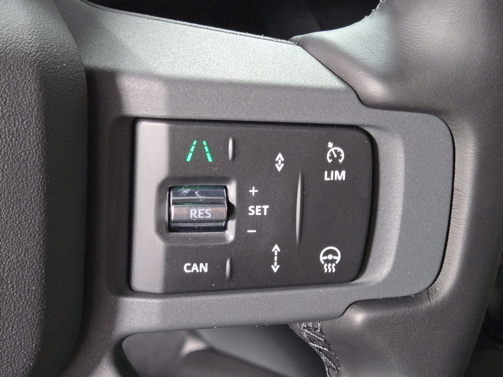 New 2026 Woolstone Green Land Rover X-Dynamic SE image 25