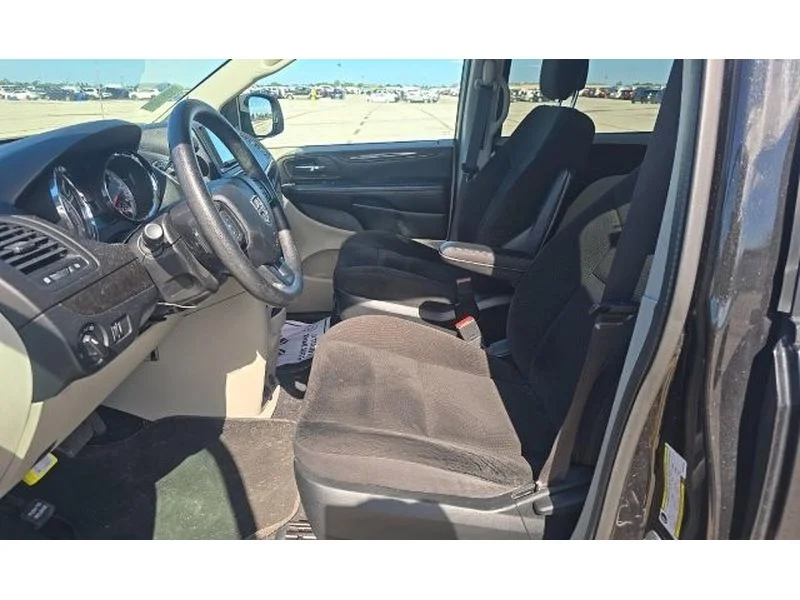 Used 2017 Black Onyx Crystal Pearlcoat Dodge SE image 4
