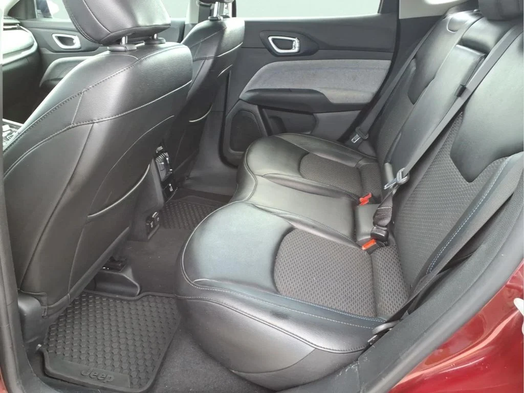 Used 2022 Red Jeep Latitude image 18