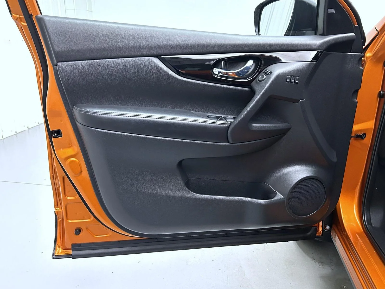Used 2022 Orange Nissan SL image 9