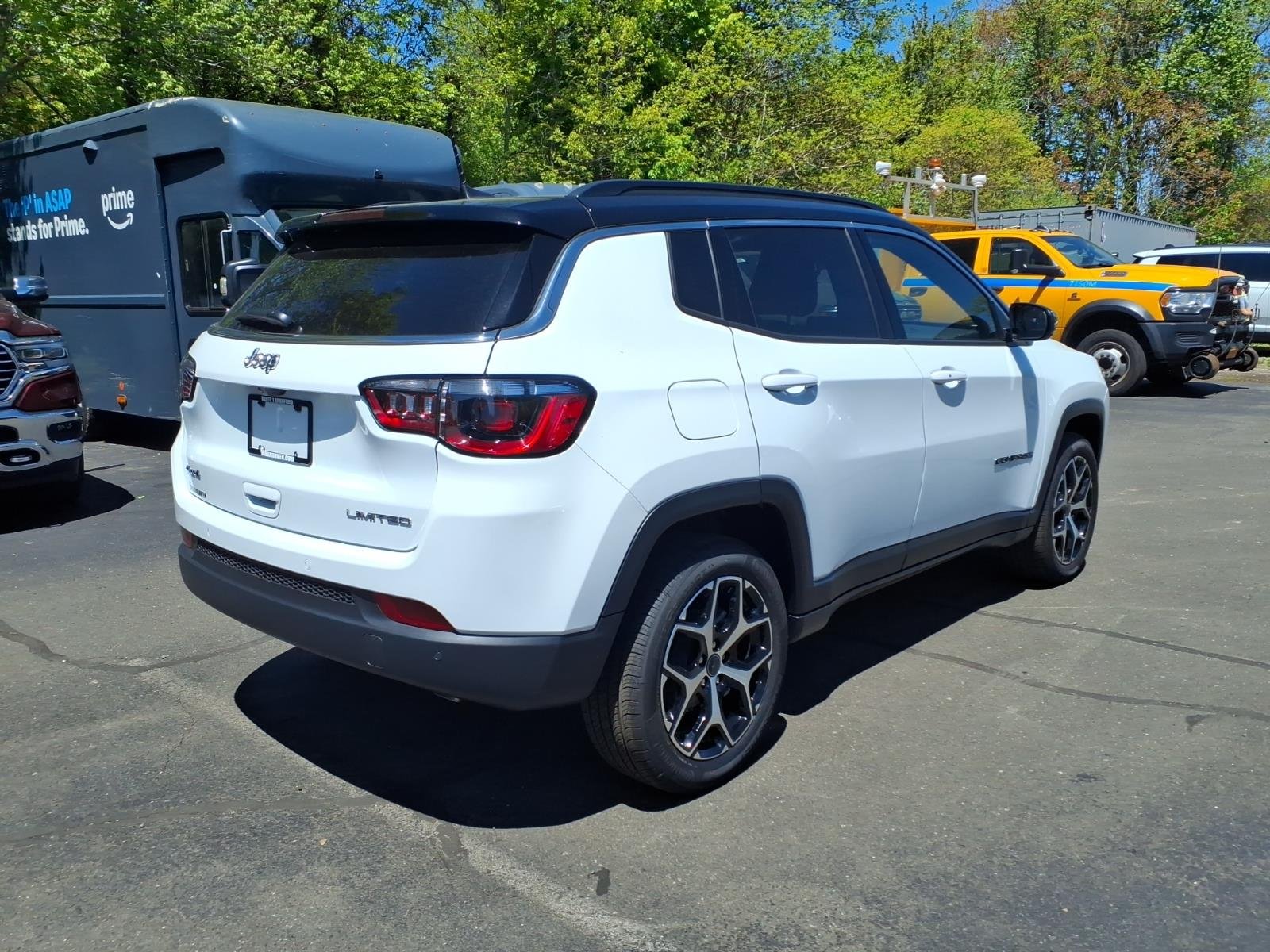 New 2026 Bright White Clear-Coat Exterior Paint Jeep Limited image 7