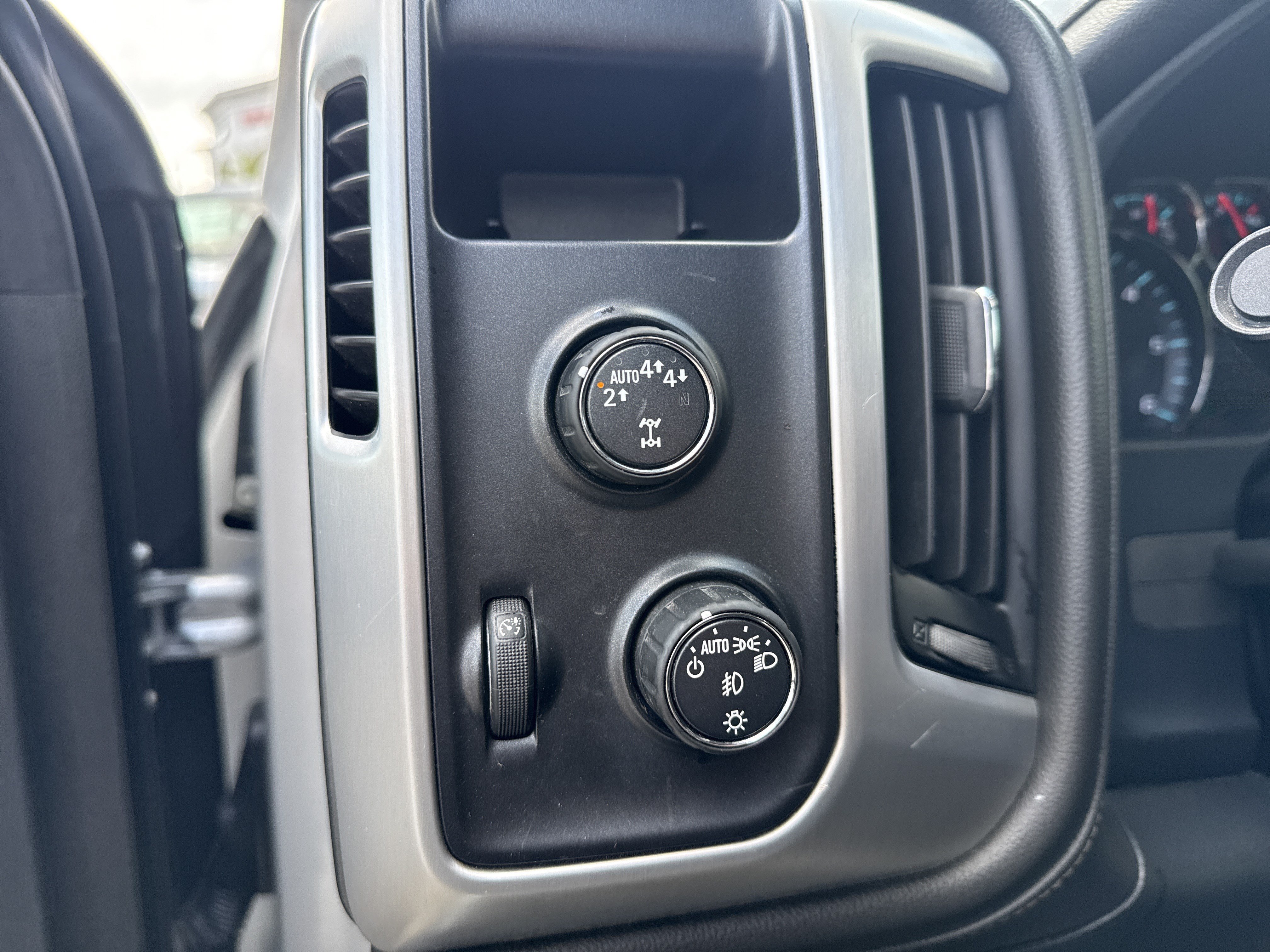 Used 2018 Quicksilver Metallic GMC SLT image 30