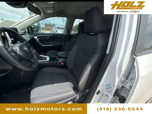 Used 2025 White Toyota LE image 17