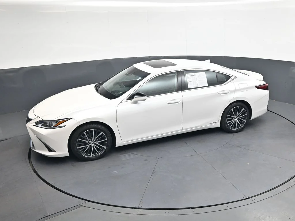 Used 2022 White Lexus 300h image 33