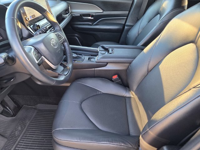 Used 2025 Off-white Toyota XLE image 17