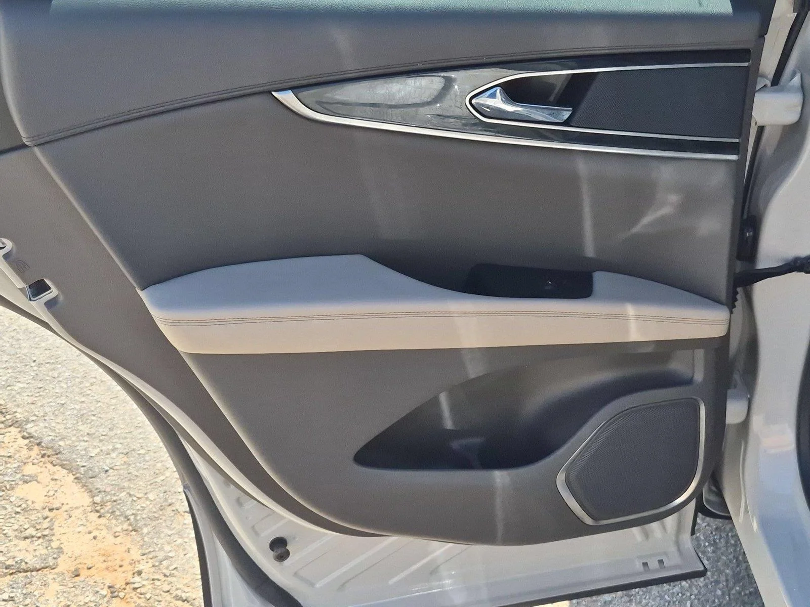 Used 2022 Ceramic Pearl Metallic Tinted Clearcoat Lincoln Reserve image 30