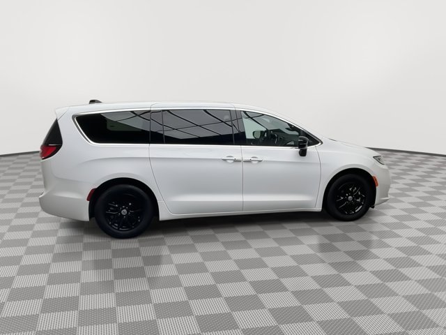 2025 Chrysler Pacifica Select - Photo 37