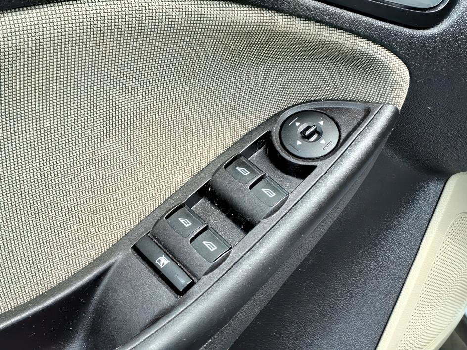 Used 2014 Oxford White Ford SE image 19
