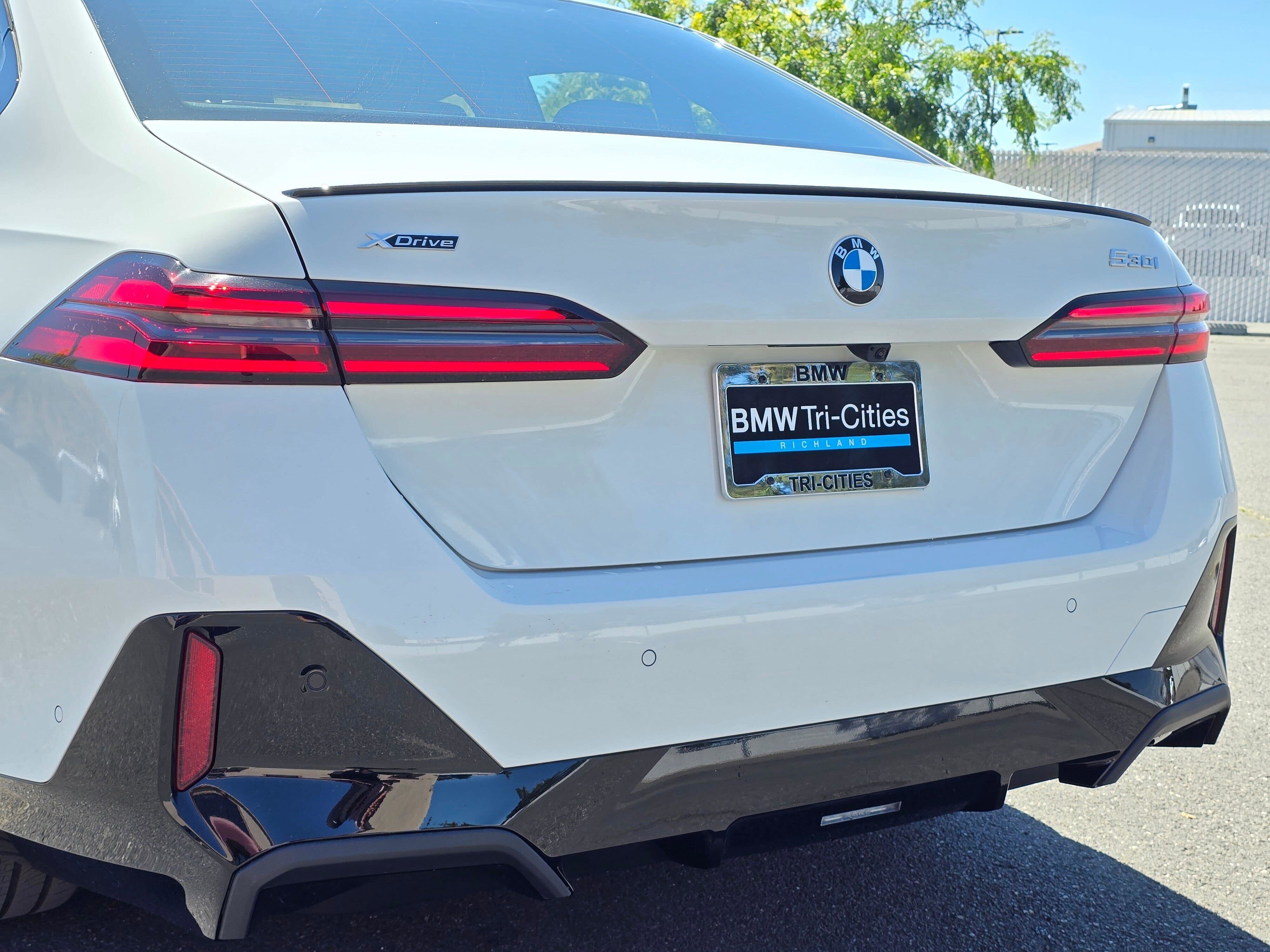 New 2027 Alpine White BMW 530i xDrive image 7