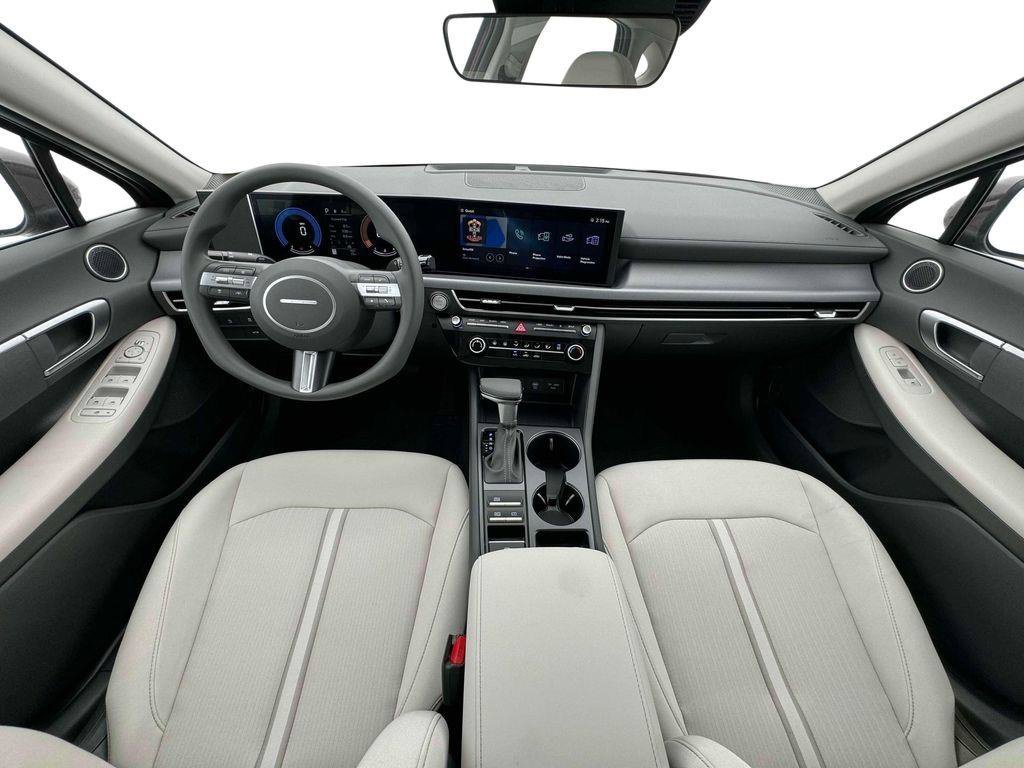 New 2025 White Hyundai SE image 32