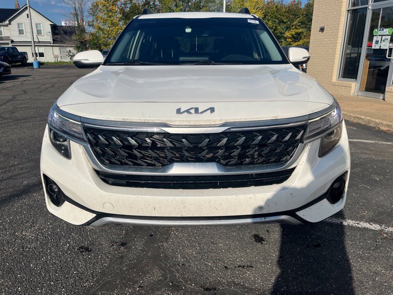 Used 2023 White Kia Nightfall image 2