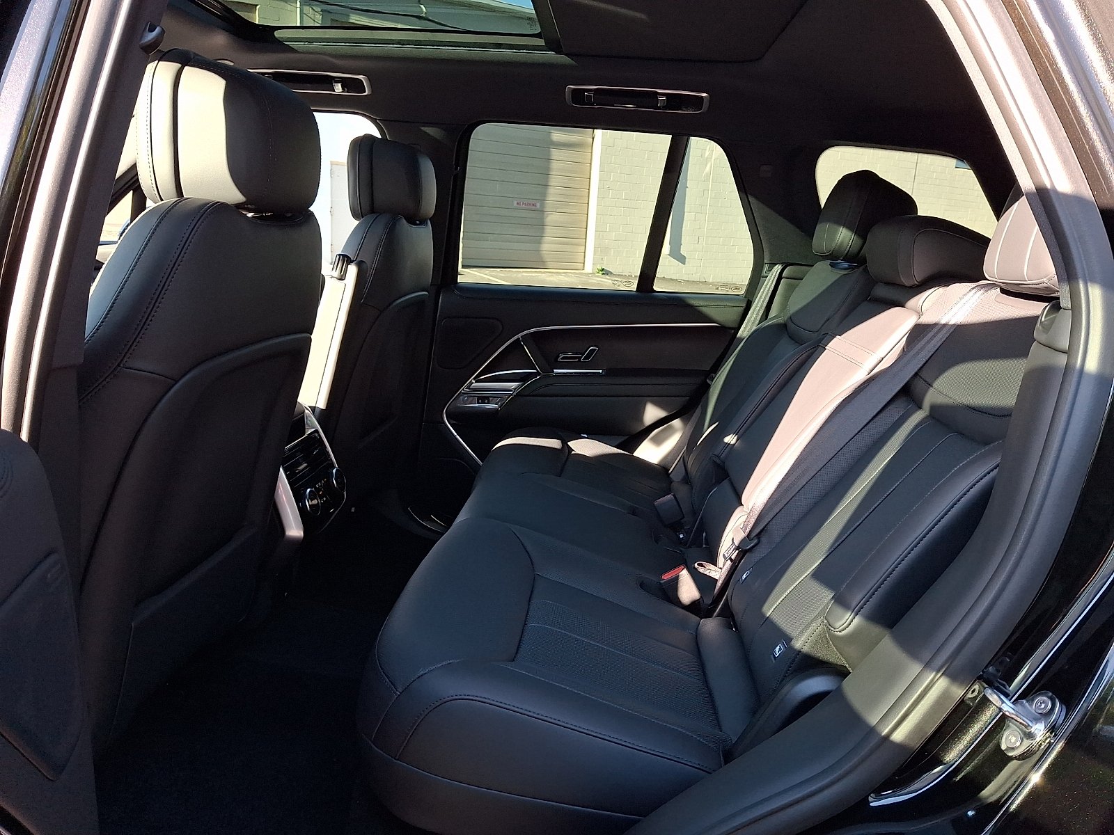 New 2027 Santorini Black Land Rover SE image 5