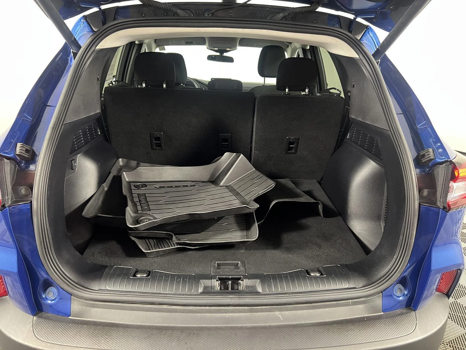 Used 2023 Atlas Blue Ford Active image 24