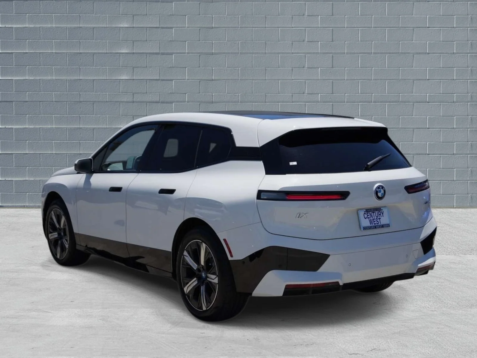 Used 2024 Alpine White BMW xDrive50 Sports Activity Vehicle image 3