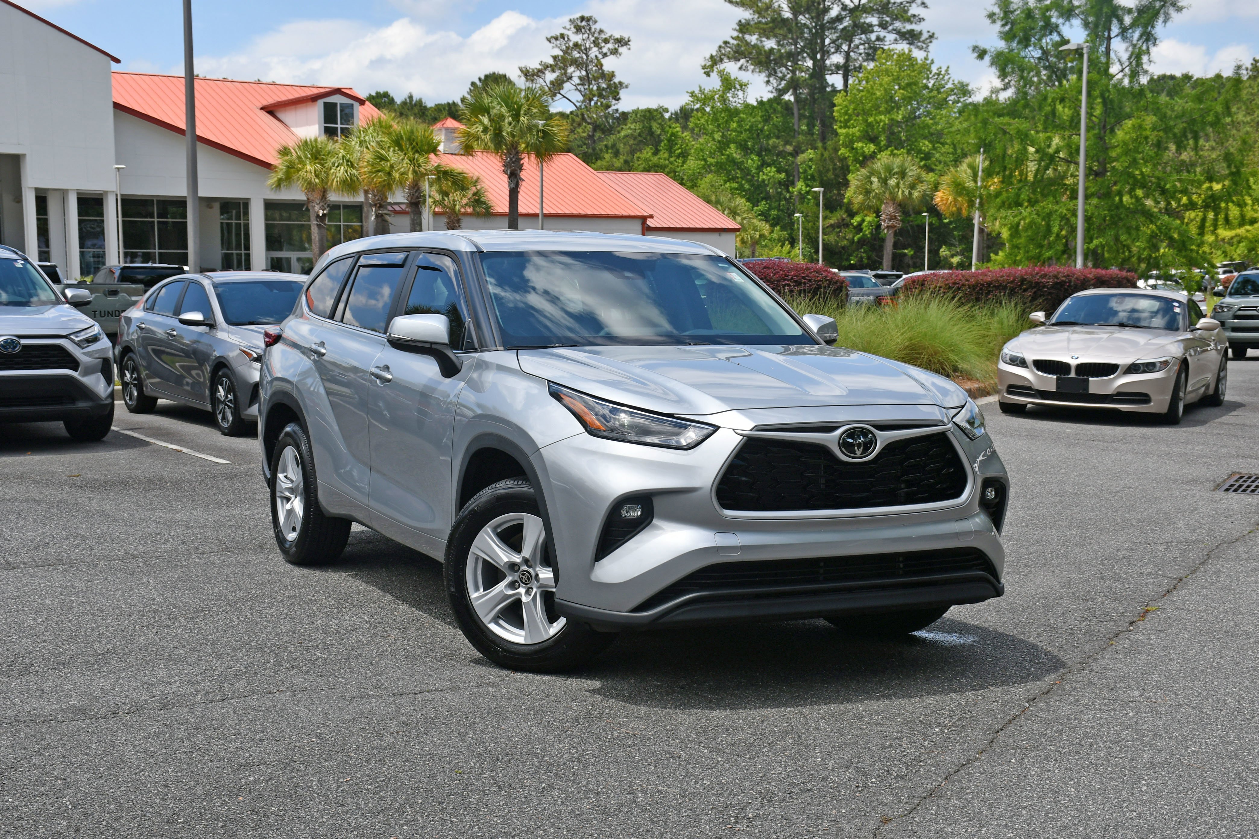 Used 2023 Silver Toyota LE image 5