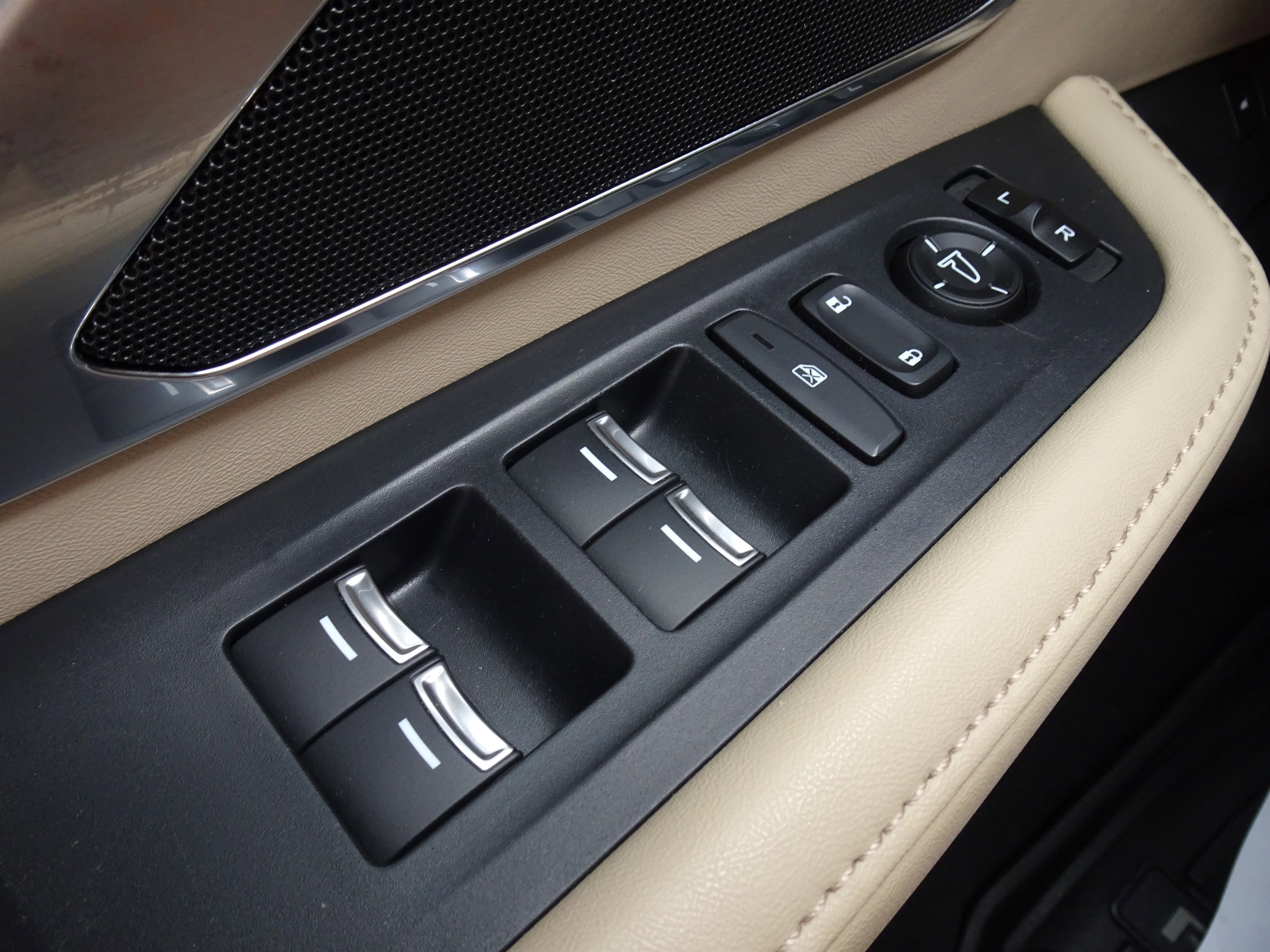 Used 2019 White Diamond Pearl Acura Base image 23