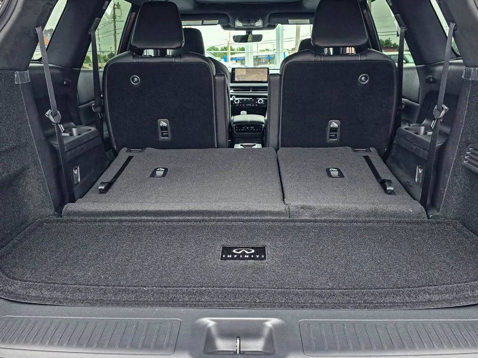 New 2027 2T RAD WHT INFINITI Sport AWD image 37