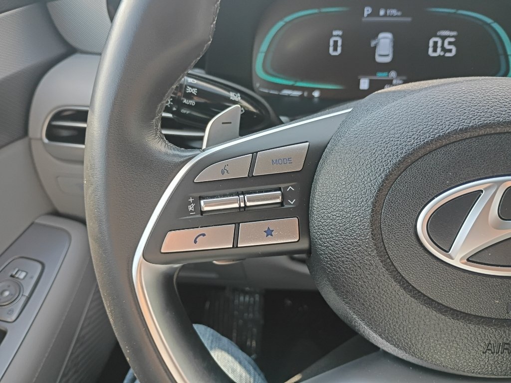 Used 2025  Hyundai SEL image 25