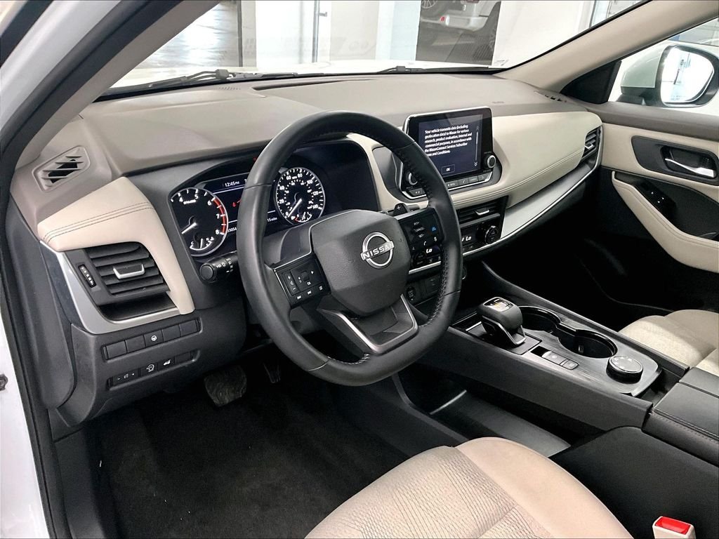 Used 2025 Everest White Pearl Nissan SV image 8