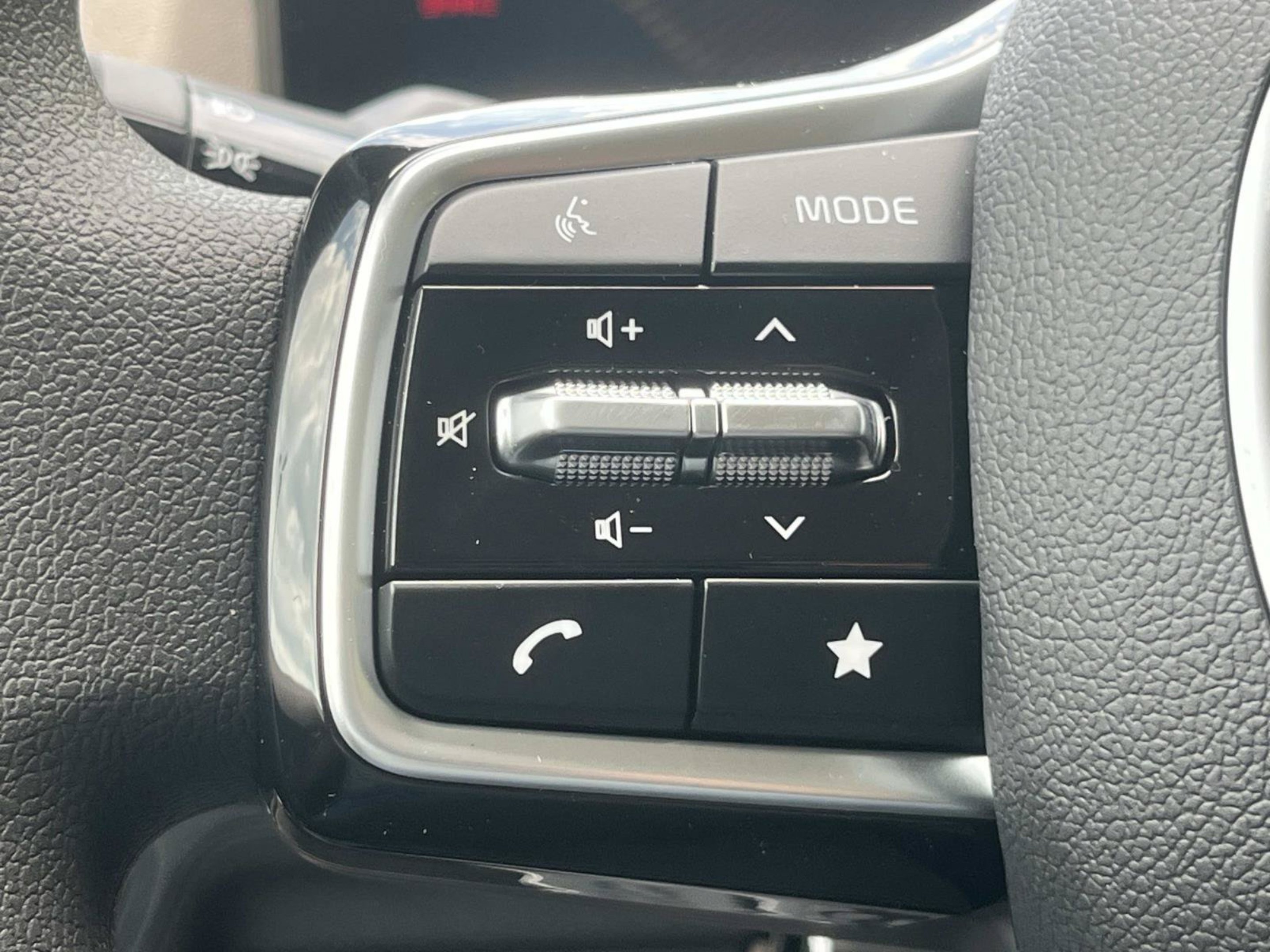 New 2026 Snow White Pearl Kia LX image 24