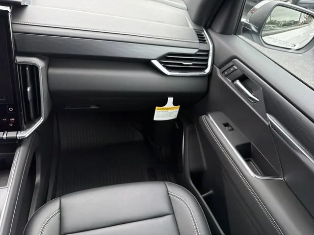 New 2026 Glacier White Tricoat GMC Elevation image 15