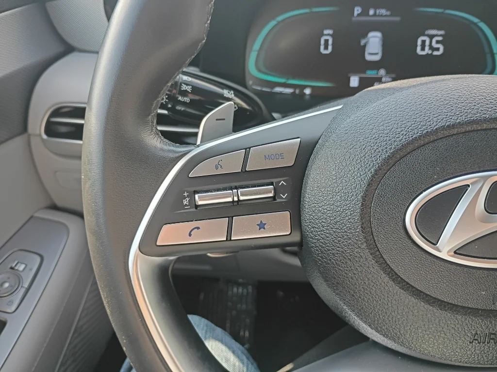 Used 2025  Hyundai SEL image 25