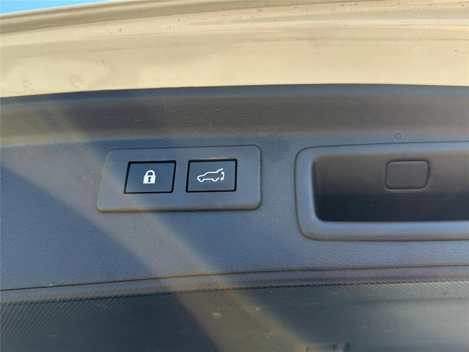 Used 2022 Crystal White Pearl Subaru Touring image 31